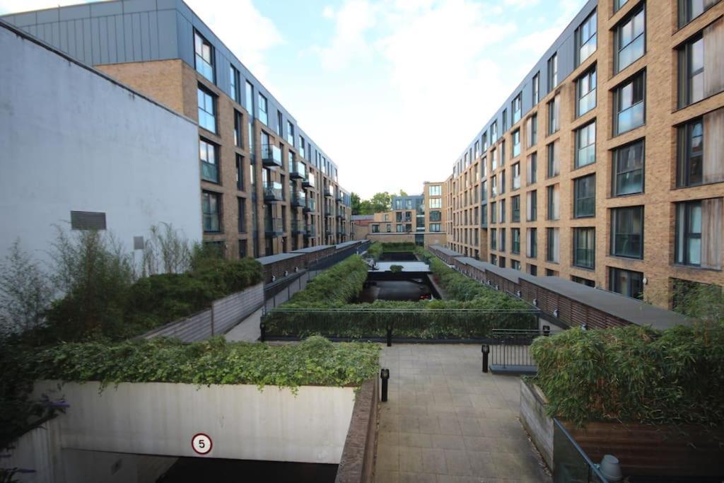 Lovely 1 Bed, Located In The Heart Of Apartment *