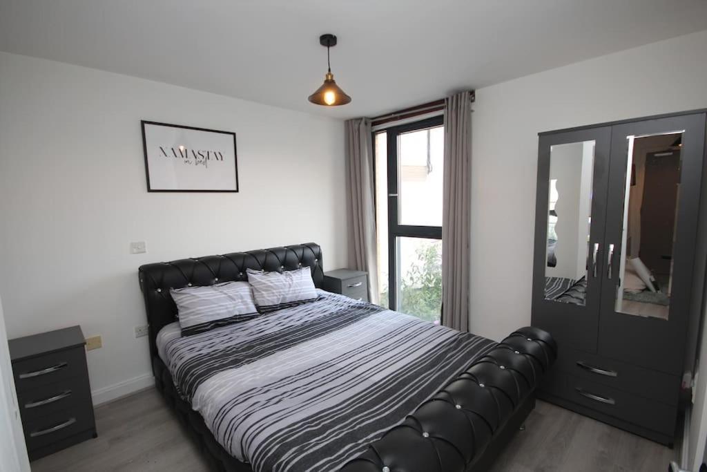 Lovely 1 Bed, Located In The Heart Of *